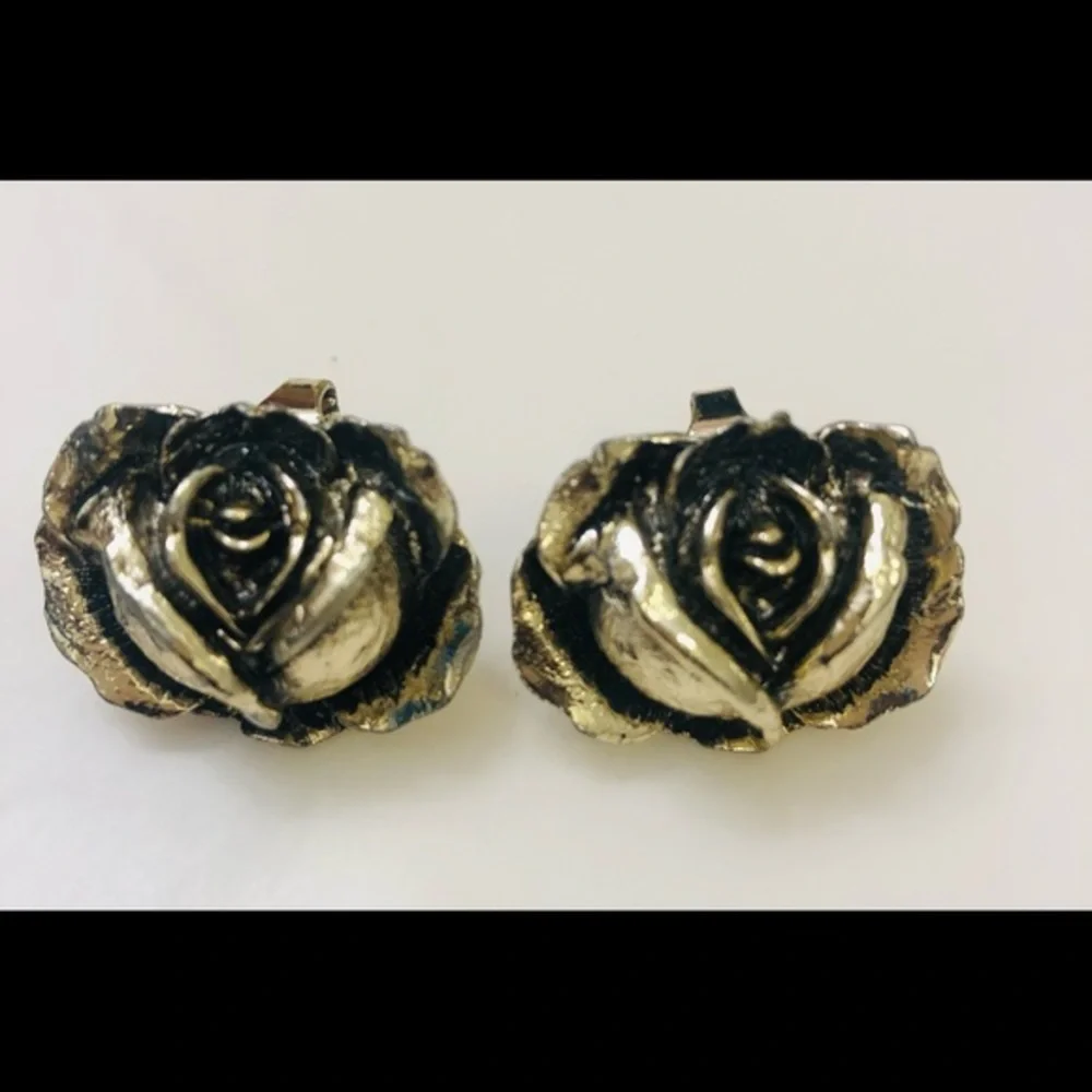 VINTAGE SILVER PLATED FLOWER CLIP ON EARRINGS - Picture 1 of 1